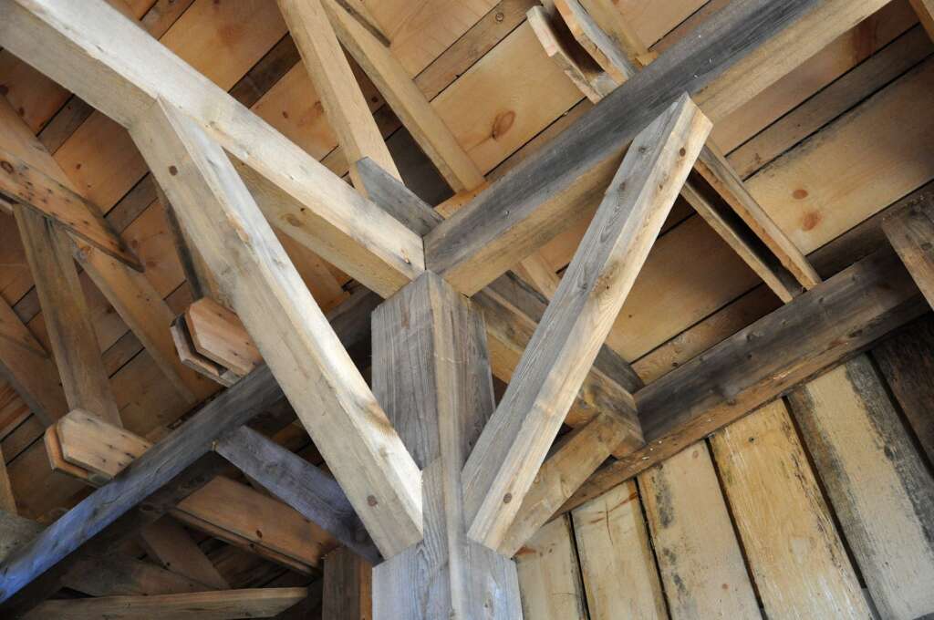 Structure en bois d'une maison, susceptible d'être infestée par des vrillettes